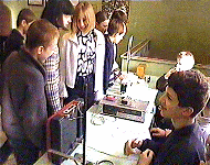 Женя Коробов и Мища Громов дмеонстрируют устройство лазерной связи